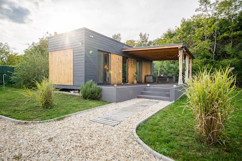 Wildberry forest edge cute cottage with hot tub