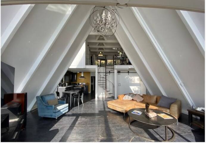 Hollywood Hills Zen Villa ~Jetliner Views, Hot Tub gallery image 2