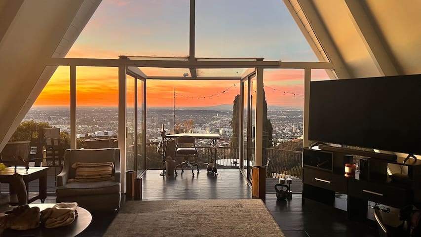 Hollywood Hills Zen Villa ~Jetliner Views, Hot Tub