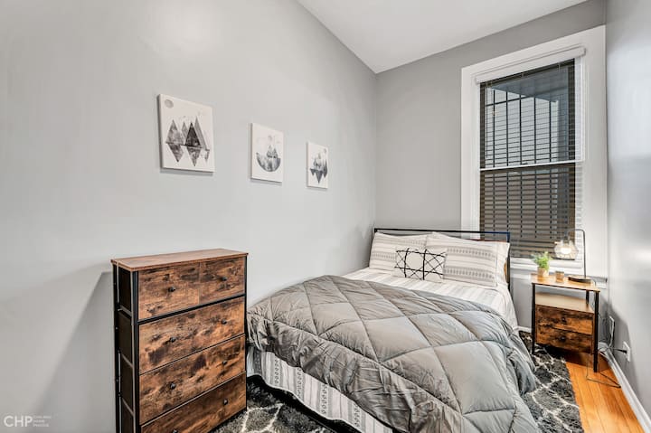 全尺寸床，配备记忆泡沫床垫和埃及棉床单