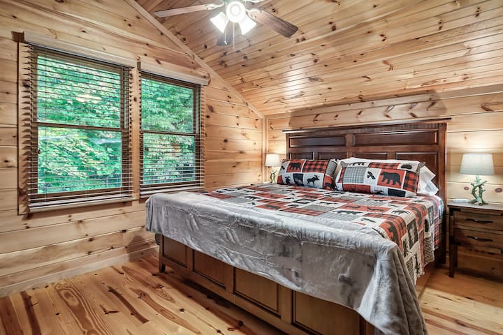 ห้อง "Moose Master Suite" ชั้นบนพร้อมเตียงขนาดคิงไซส์ตู้เสื้อผ้าเต็มรูปแบบและทีวี Roku ขนาด 43 นิ้วรอให้คุณนอนหลับสบายเมื่อสิ้นสุดวันที่เต็มไปด้วยความสนุกสนานของคุณ! นอกจากนี้ยังมีห้องน้ำในตัวเต็มรูปแบบ