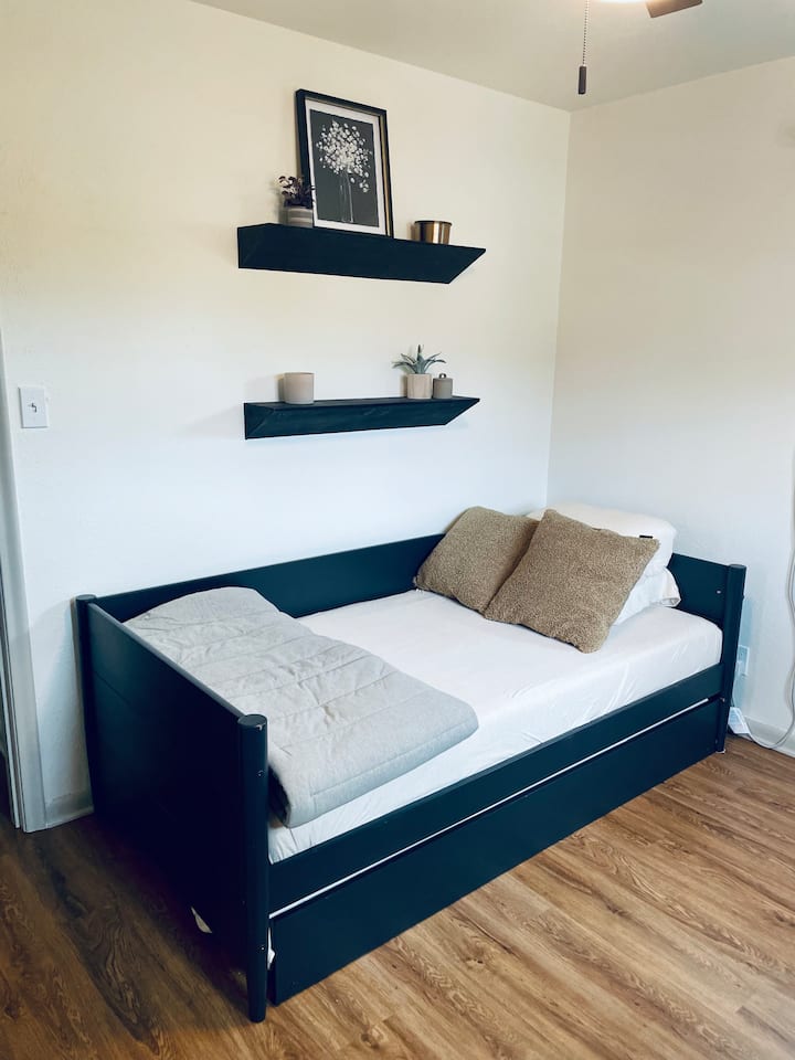 Двокреветни кревети во втора спална соба/ канцеларија.