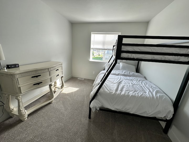 Спалня за гости с двуетажно легло с 3 легла (пълно на дъното и с 2 отделни легла в горната част). 