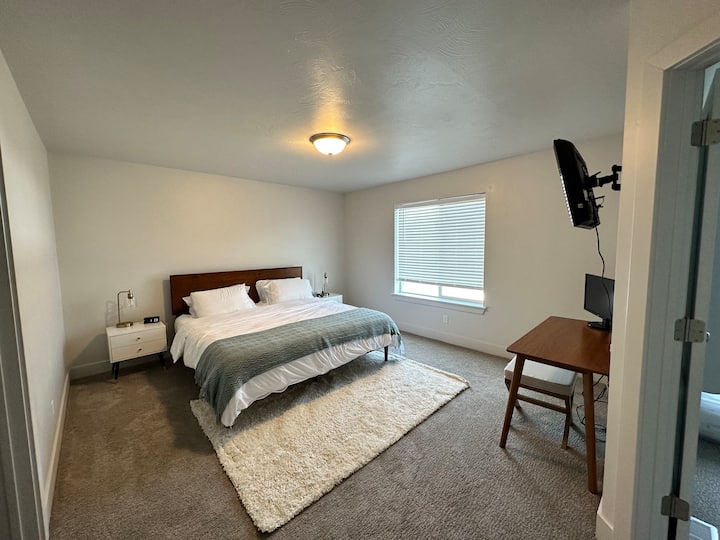 Основна спалня с суперголямо двойно легло