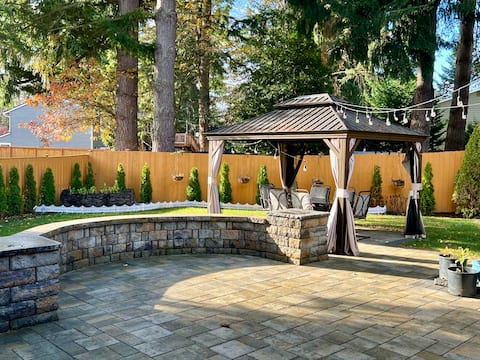 Lux Kirkland Home, 4 Beds | Large Backyard | BBQ