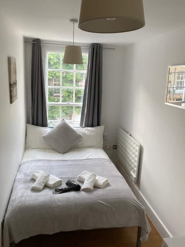 Cozy Double Bedroom in Euston Square (13) Condominiums for Rent in