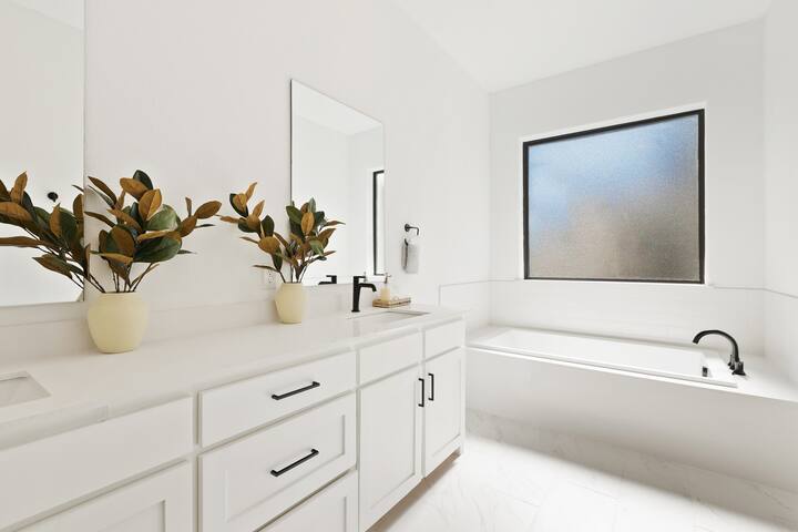 Luxury Bauhaus Home gallery image 3