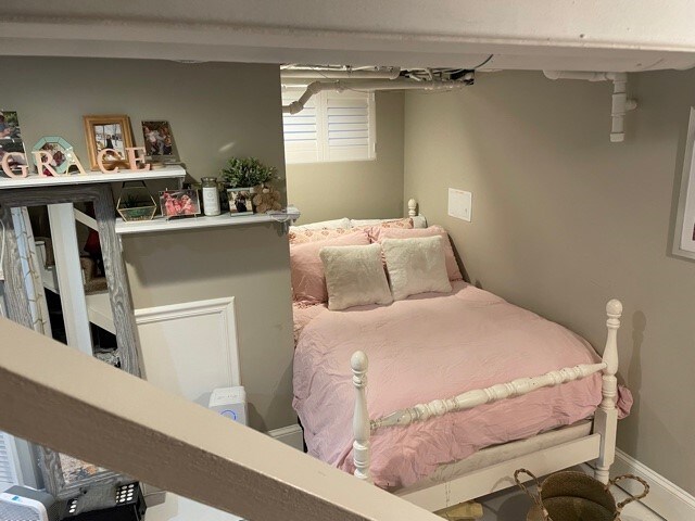 Letto matrimoniale nel seminterrato