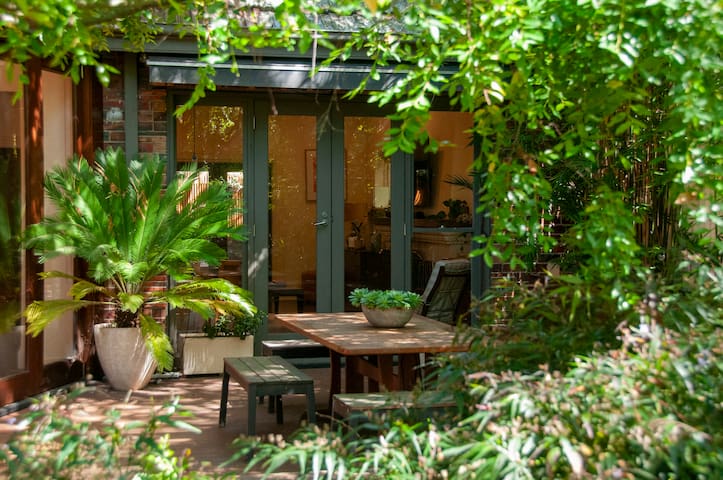 Spacious Art Deco house