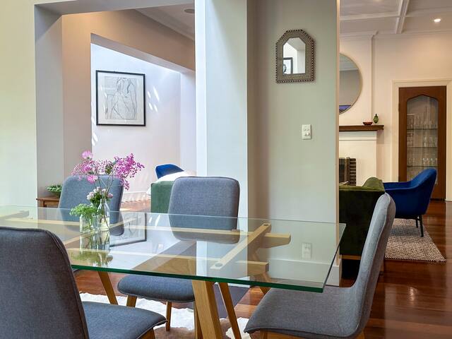 Spacious Art Deco house gallery image 5