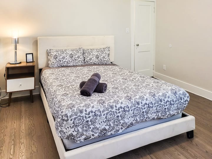 Chumba kikubwa cha kulala chenye kitanda cha malkia; godoro la povu la kumbukumbu