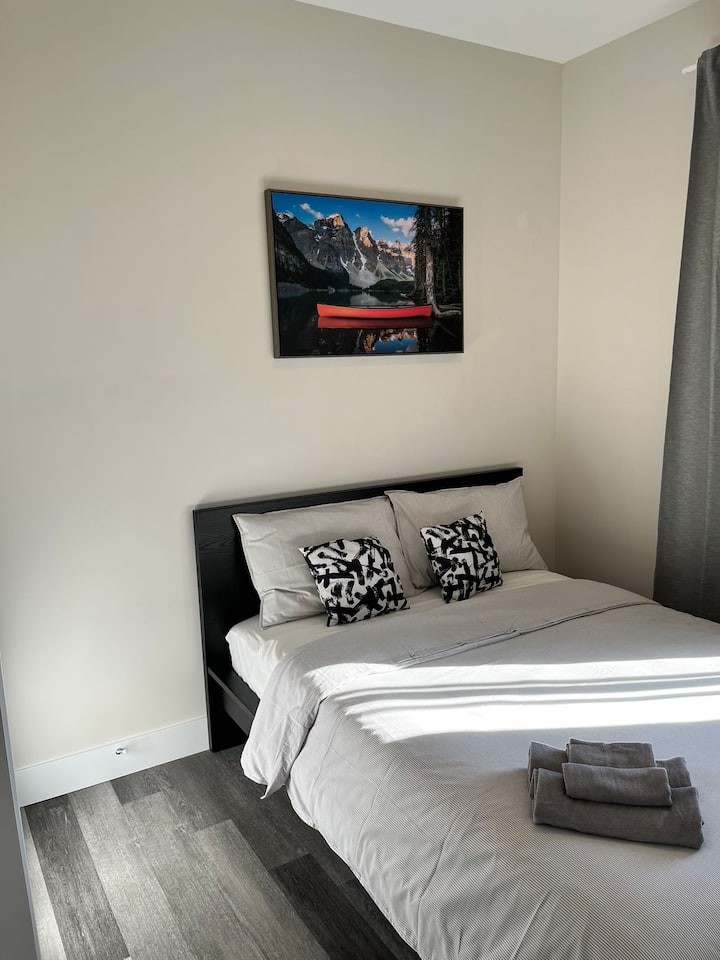Decarie 407  Sunny 1 bedroom entire apartment - 2