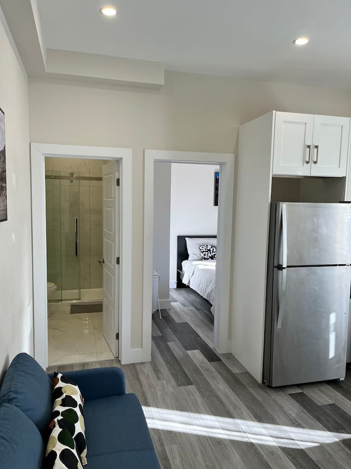 Decarie 407  Sunny 1 bedroom entire apartment - 3
