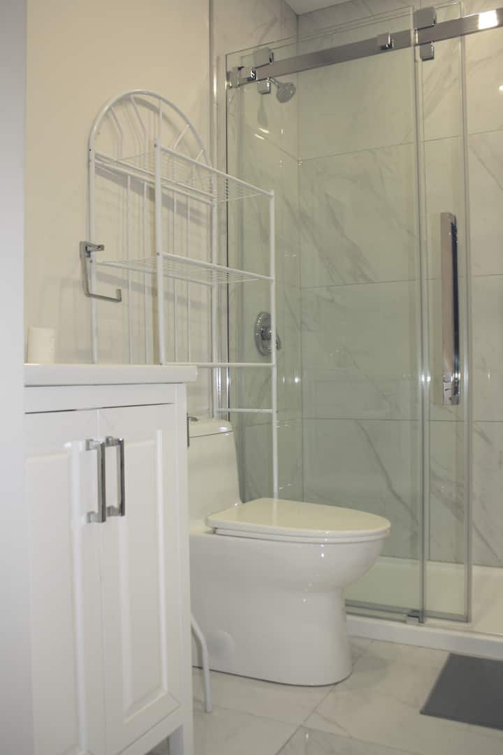 Decarie 107 close to metro 1 bedroom - 3