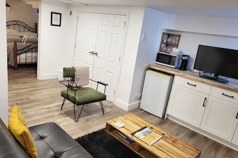 Top Airbnb: Cute 1-bedroom suite steps from downtown in Rideau Vanier