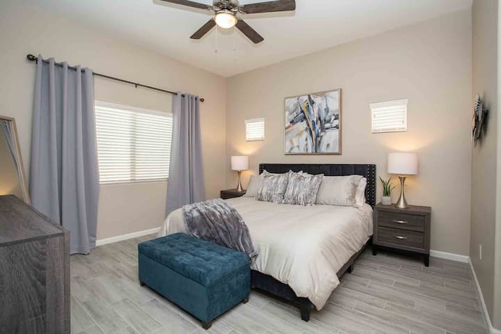 Ძირითადი საძინებელი დიდი საწოლით. 