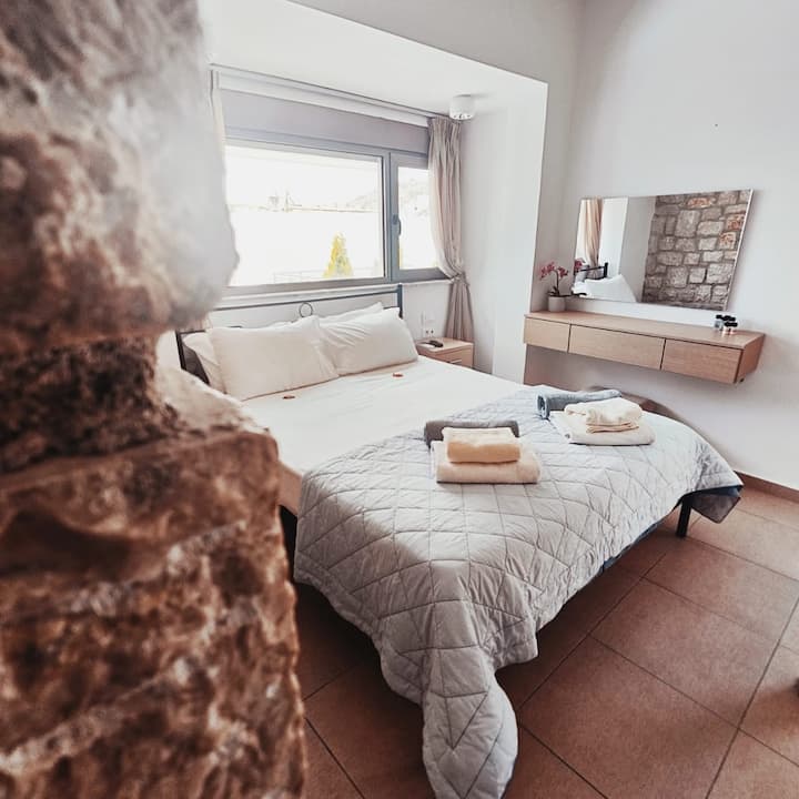 主卧位于一楼，带双人床