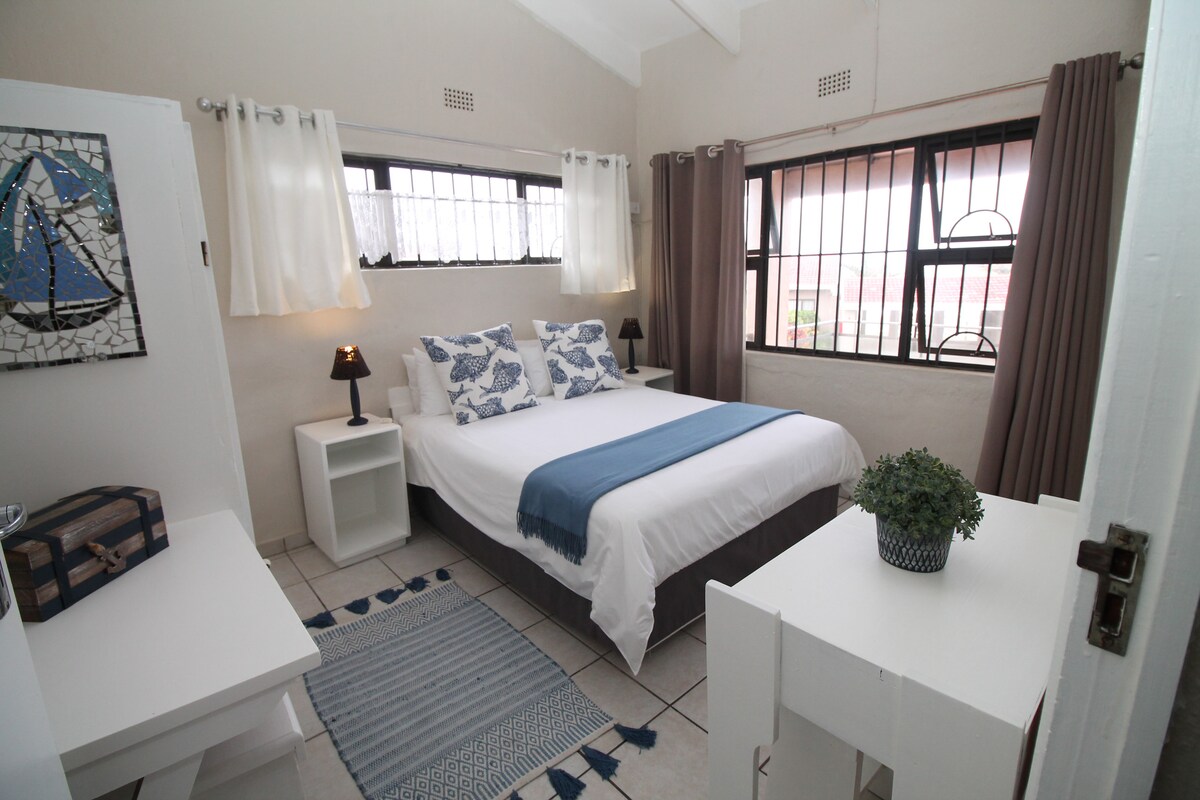 Natspat 9 - Precioso dormitorio principal espacioso adecuado para autoservicio con un baño privado con una ducha.