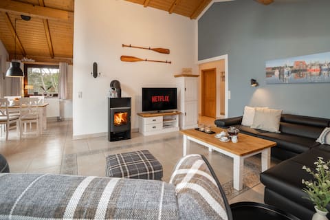 Top performing Airbnb: Close to the beach, quiet location, terrace, fireplace, wallbox in Butjadingen