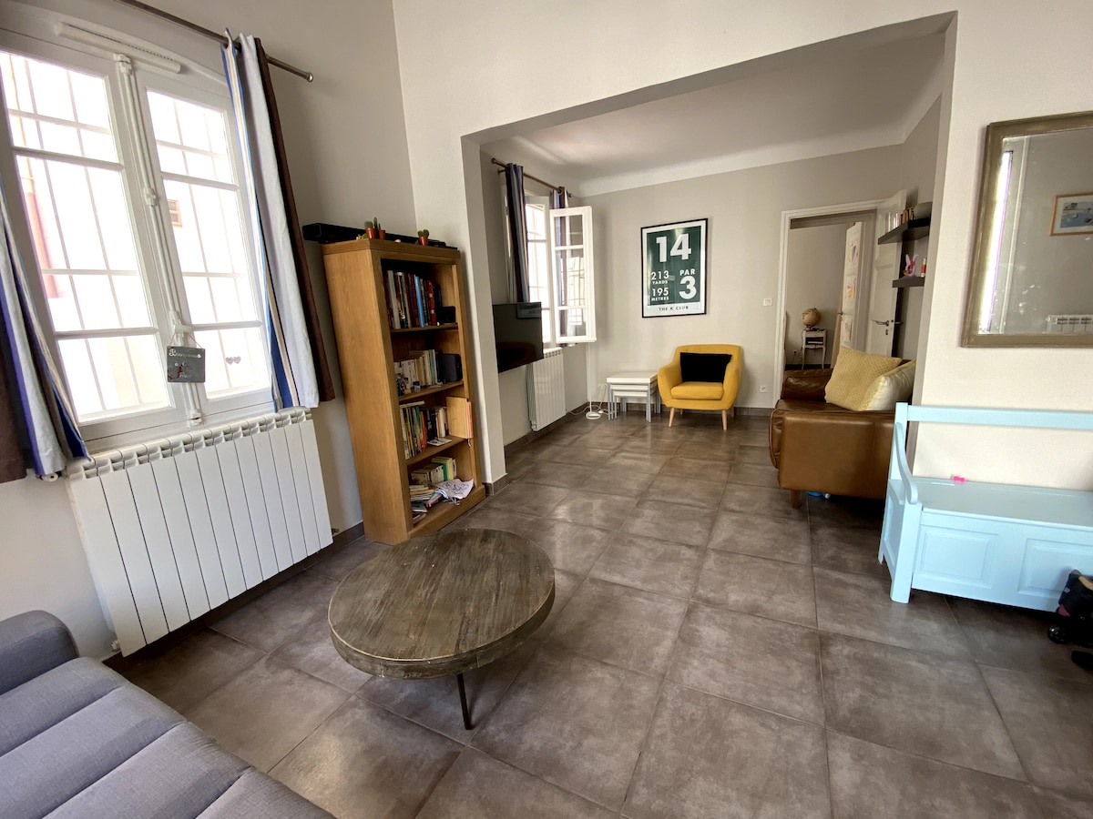 غرفة معيشة مع تلفزيون وأرائك 2 + كرسي بذراعين