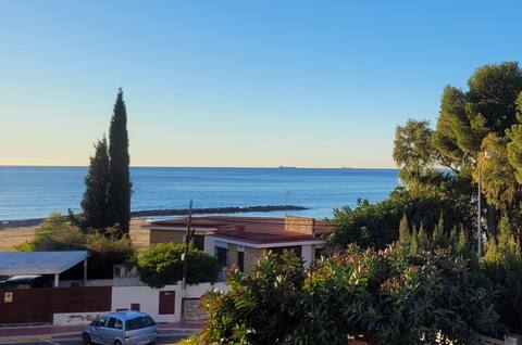 Beachfront renovated apartment (Torreón)