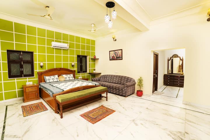 ห้องสวีทพร้อมอุปกรณ์ครบครันพร้อมเตียงคิงไซส์ เครื่องปรับอากาศ และห้องน้ำในตัว