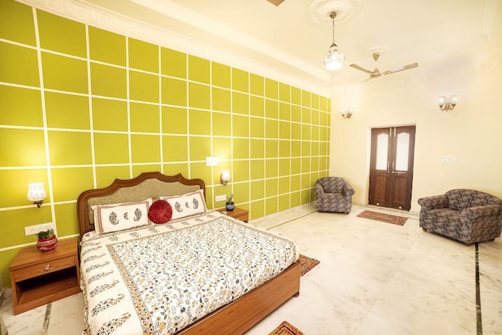 ห้องนอนกว้างขวางพร้อมเตียงคิงไซส์ 