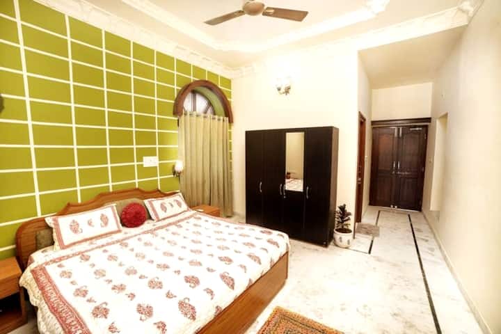 ห้องสวีทพร้อมอุปกรณ์ครบครันพร้อมเตียงคิงไซส์ เครื่องปรับอากาศ และห้องน้ำในตัว