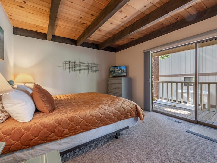 تحتوي غرفة النوم الرئيسية في الطابق السفلي على تلفزيون ذكي وإمكانية الدخول إلى فناء خاص. 