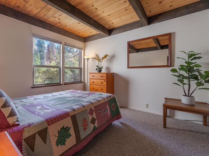 غرفة نوم بحجم كوين في الطابق السفلي الأقرب إلى المدخل. (كانت مرتبة ميموري فوم جديدة على الجانب الثابت). 