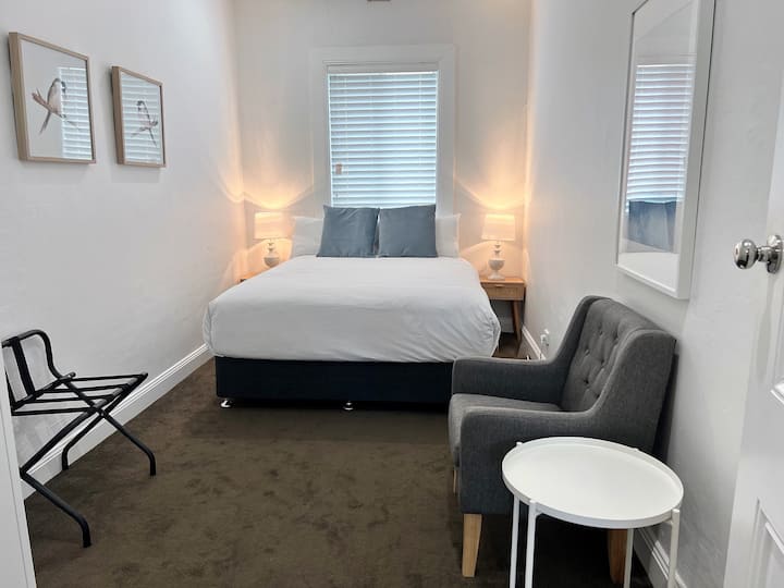 ห้องนอนที่สองมีเตียงควีนไซส์หรูหราและตู้เสื้อผ้าสำหรับเก็บของ 