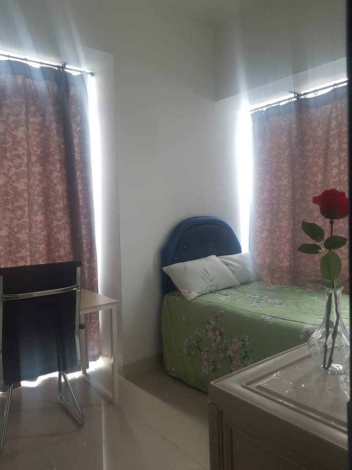 ห้องนอนที่ 3:
- เตียงเดี่ยวพร้อมเตียงแบบดึงออกด้านล่าง 
- โต๊ะทำงานและเก้าอี้
- ตู้เสื้อผ้า
- เตียงเด็กอ่อน (แบบพกพา)
- เก้าอี้สูงสำหรับเด็ก