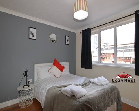 Central 2 Bed 2 Bath Flat with Parking by CozyNest