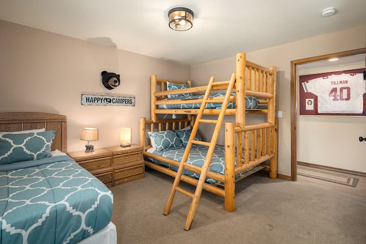 NOTA: La litera que se muestra en la imagen ya no está disponible. Ahora solo hay un colchón doble que está en el suelo. 