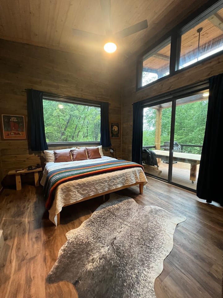 Основна спалня с суперголямо двойно легло и достъп до тераса