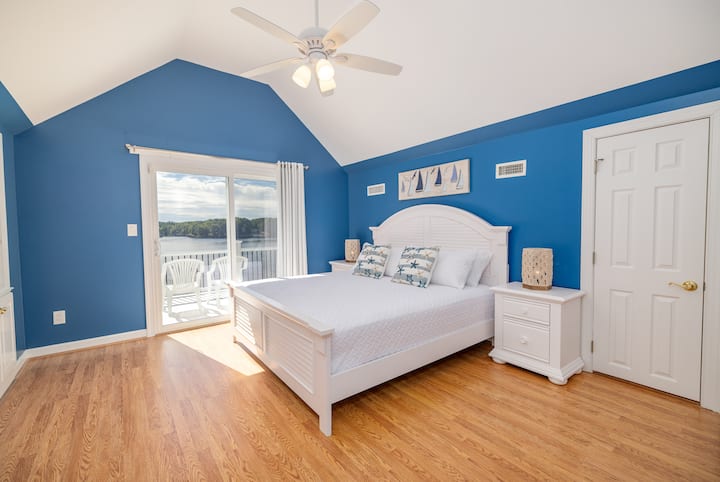 ზედა სართული: საძინებელი 2 — 193×203 სმ ზომის საწოლითა და აივნით.