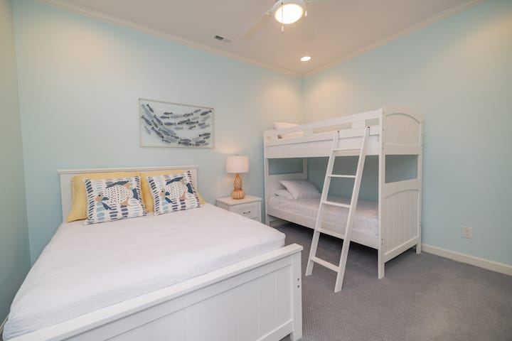 სარდაფი: საძინებელი 5 — ორსაწოლიანი საწოლი და ორი ერთადგილიანი საწოლიანი ორსართულიანი საწოლი.  