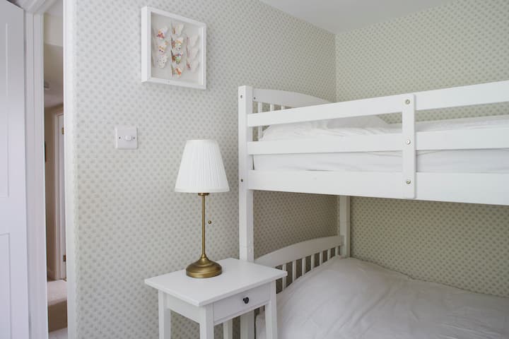 غرفة نوم بطابقين في الطابق الأول