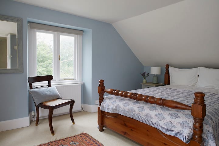 غرفة نوم بمقاس كبير في الطابق الثاني 