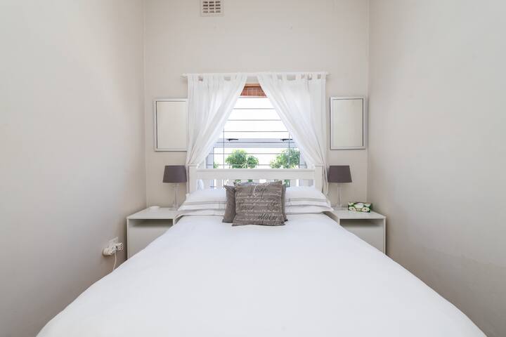 Bakoven House – 100m to beach! gallery image 5