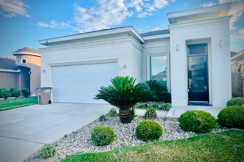 Stunning & Spacious Luxury Home w/ Shared Pool