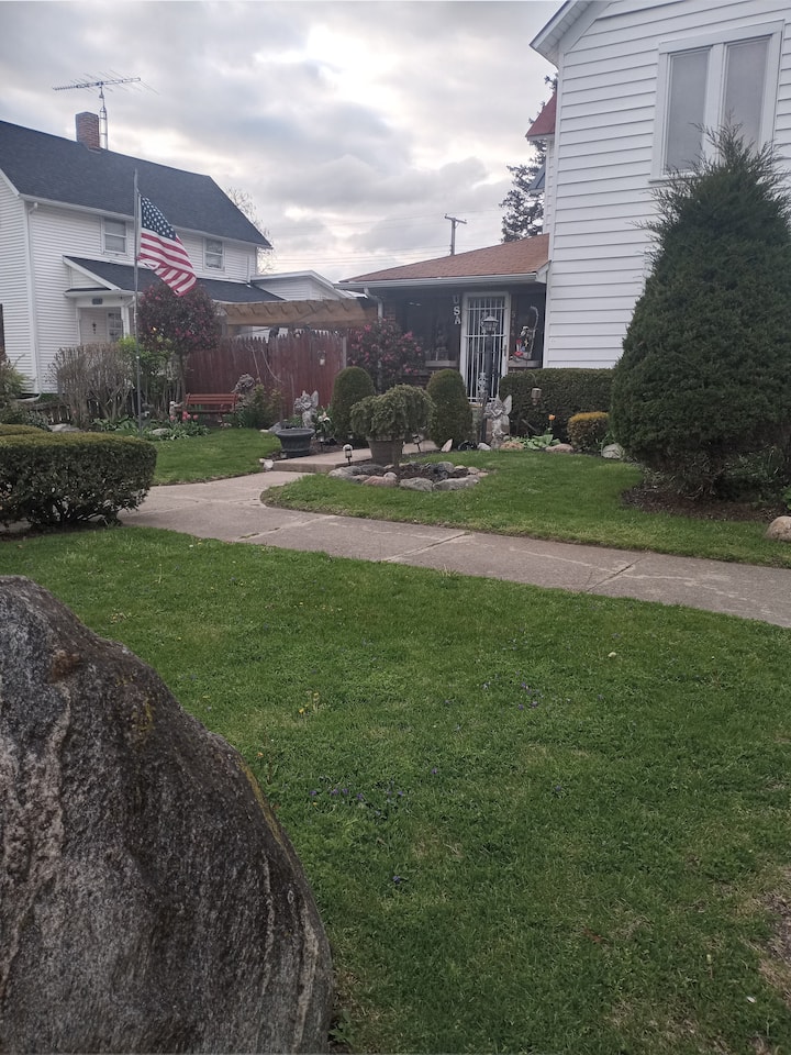 Cozy Bedroom Special Rate for Professionals Houses for Rent in