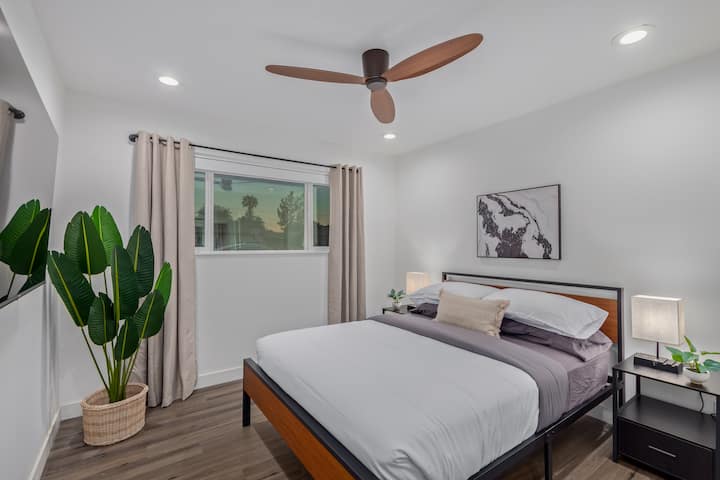 غرفة النوم الأولى للضيوف - سرير بحجم كبير