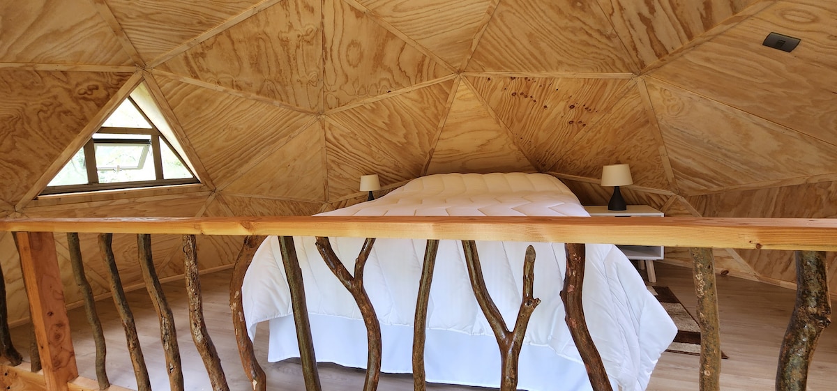 เตียงคู่ในห้องนอนใหญ่บนชั้นสอง