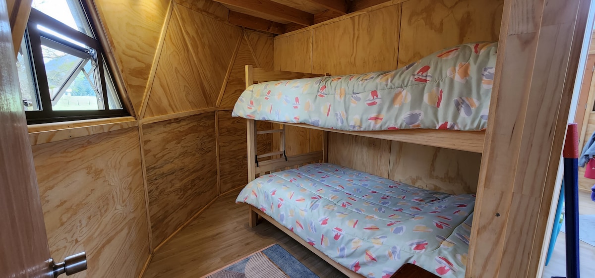 เตียงสองชั้นและเตียงสองชั้นครึ่งเด็กสองคนต่อเตียง