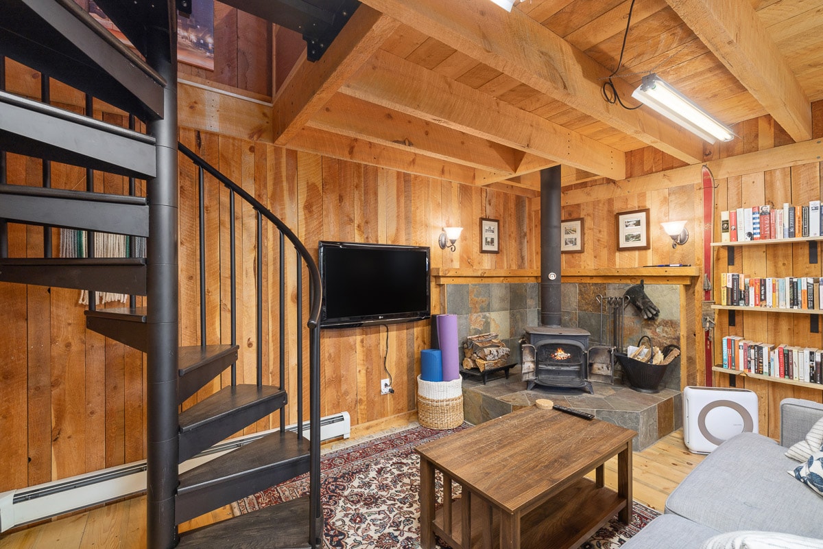 Top performing Airbnb: Taos Junction: A Remodeled 1880s Leadville Cabin in Leadville