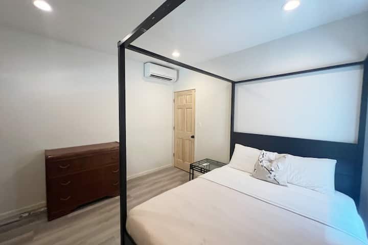 Ზედმიწევნით სუფთა და მყუდრო პირველი საძინებელი 