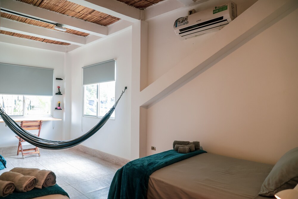 2号卧室、花园景观和游泳池。 您可以通过厨房门进入大楼的这个内部区域：一个带吊床的花园，与潜水度假村相连。 花园旁边是带烤架的游泳池和壁炉。