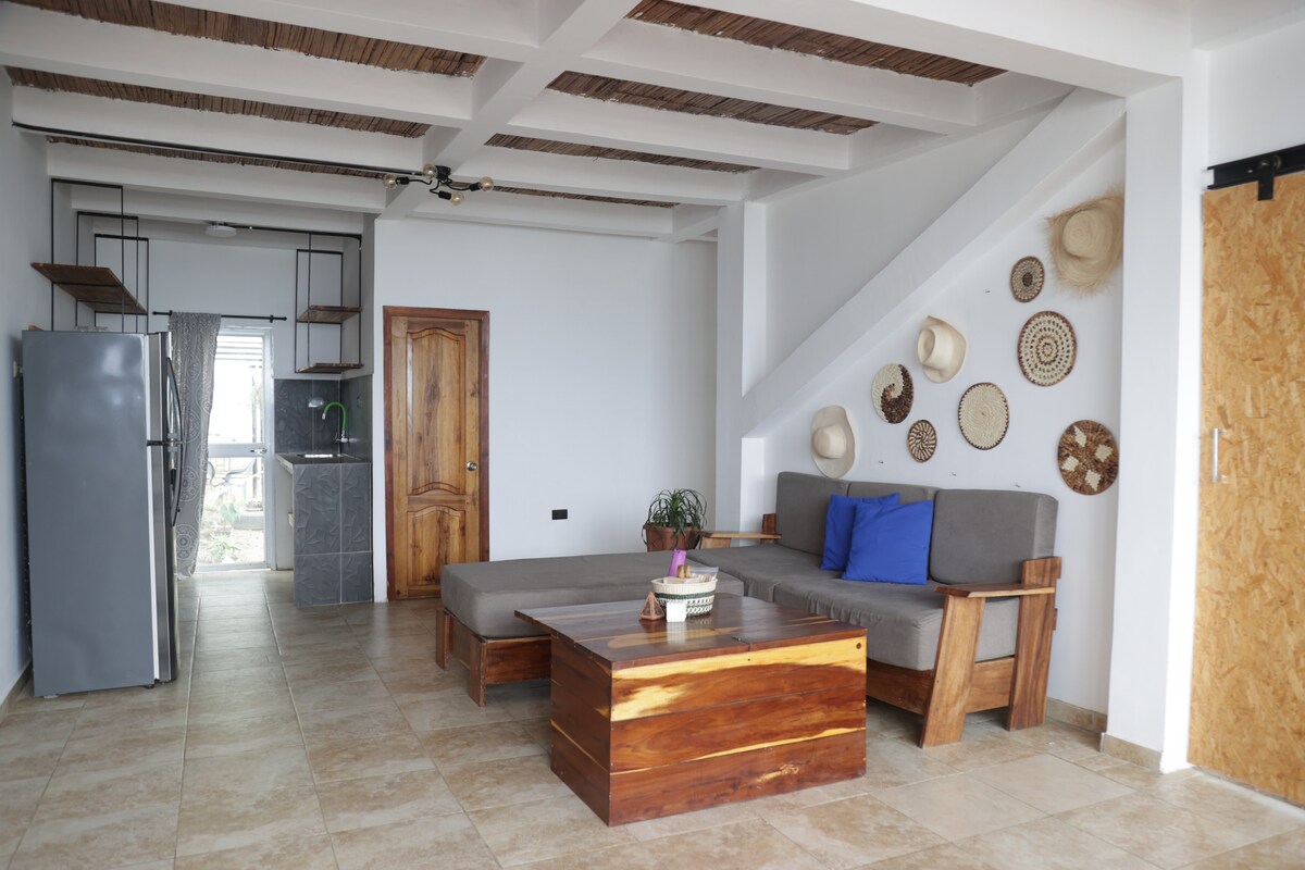 回到大厦的室内区域：一个带吊床的花园，与潜水度假村相连。 花园旁边是带烤架的游泳池和壁炉。