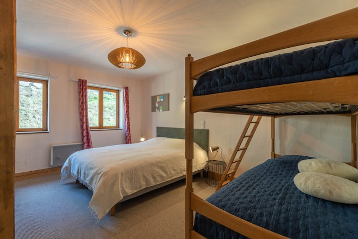 Habitación doble + literas, con baño con ducha e inodoro. 